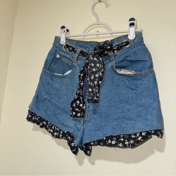 Women’s Vintage 90’s High Waisted Daisy Duke Denim Shorts Floral Detail Size 5/6 - Picture 2 of 16
